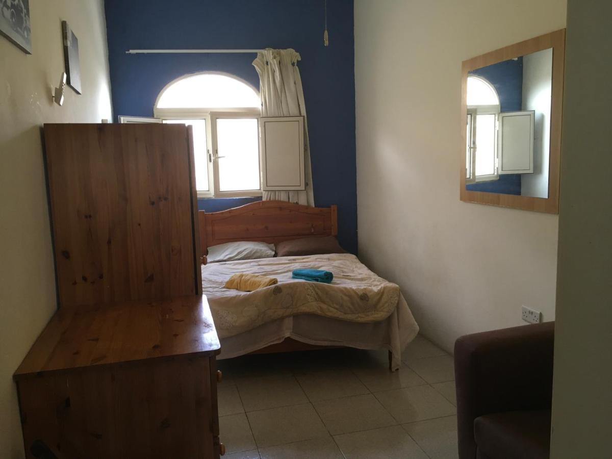 Butts Inn Annex Dormitory Hostel Ghajn il-Kbira  Exteriör bild
